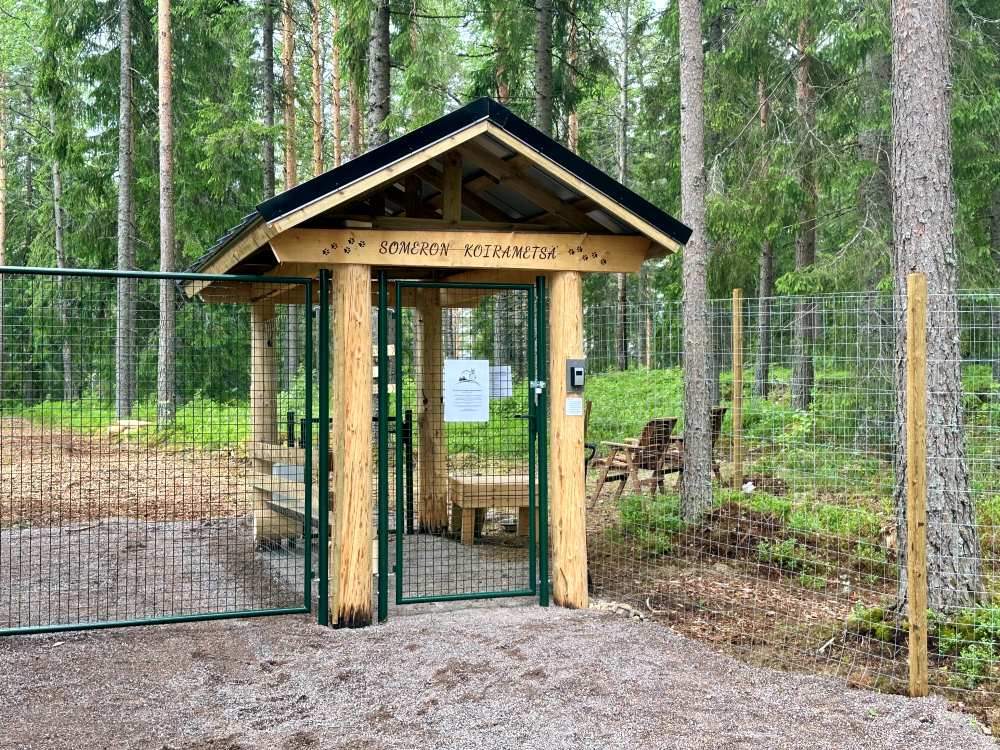 Someron Koirametsä dog forest gate